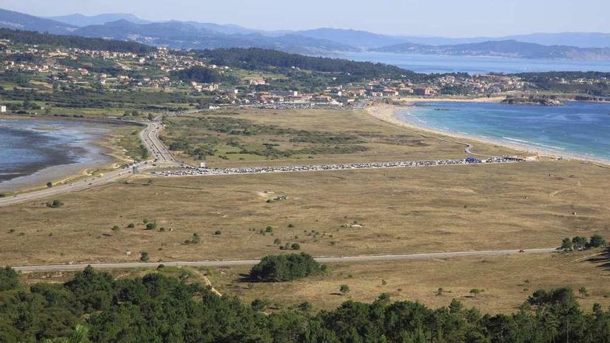 Vista general del istmo de A Lanzada desde el monte Siradella. // Muñiz