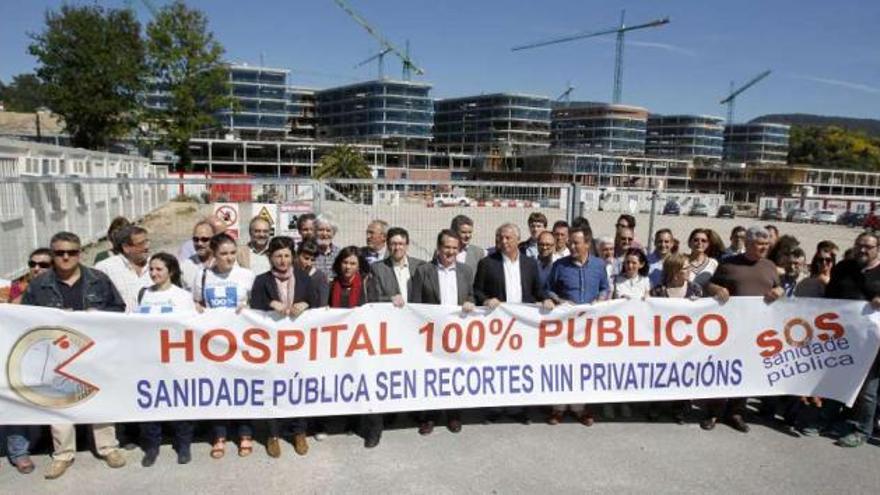 Líderes políticos, sindicales y miembros de la plataforma, ayer, en las obras del hospital.  // José Lores