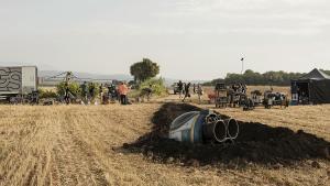 La nave de ’Superlópez’, en el campo segado de Esponellà.