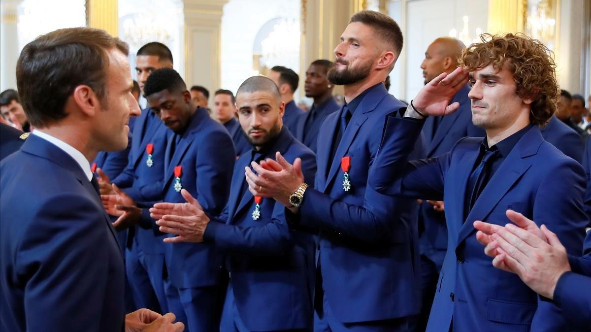 zentauroepp48474642 france s soccer player antoine griezmann salutes prior being190607180928