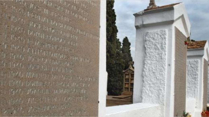 Placa con los nombres de los represaliados durante el franquismo junto a la fosa común del cementerio civil de Castelló.