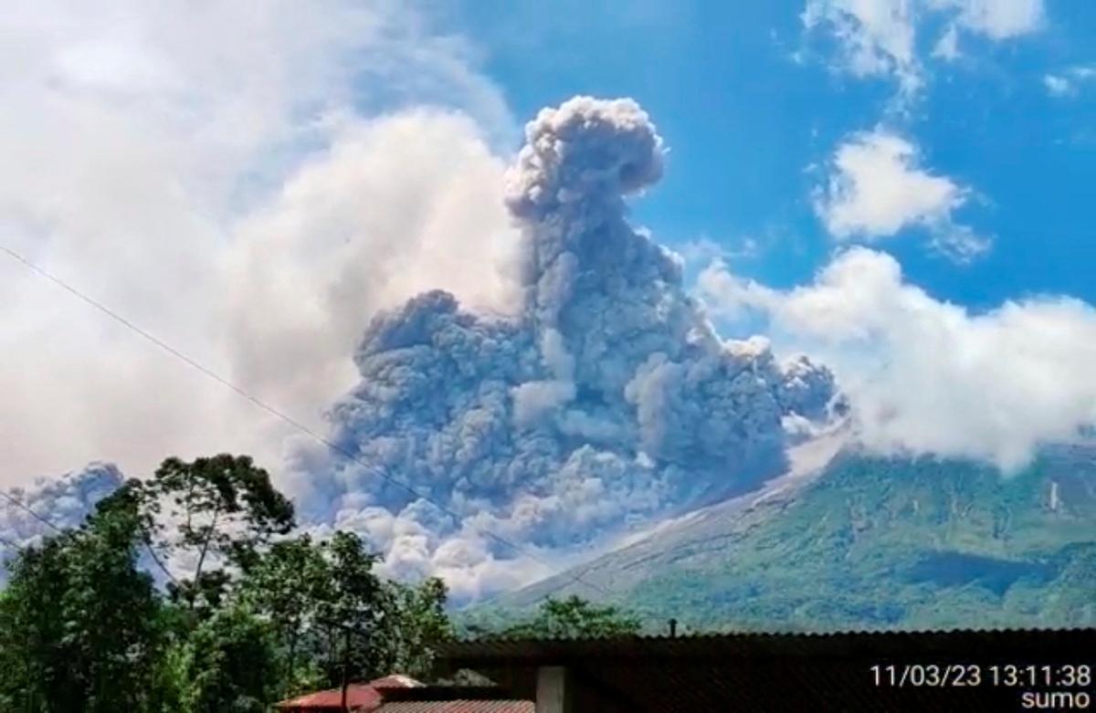 El volcán Monte Merapi entra en erupción, visto desde Cangkringan, Indonesia.