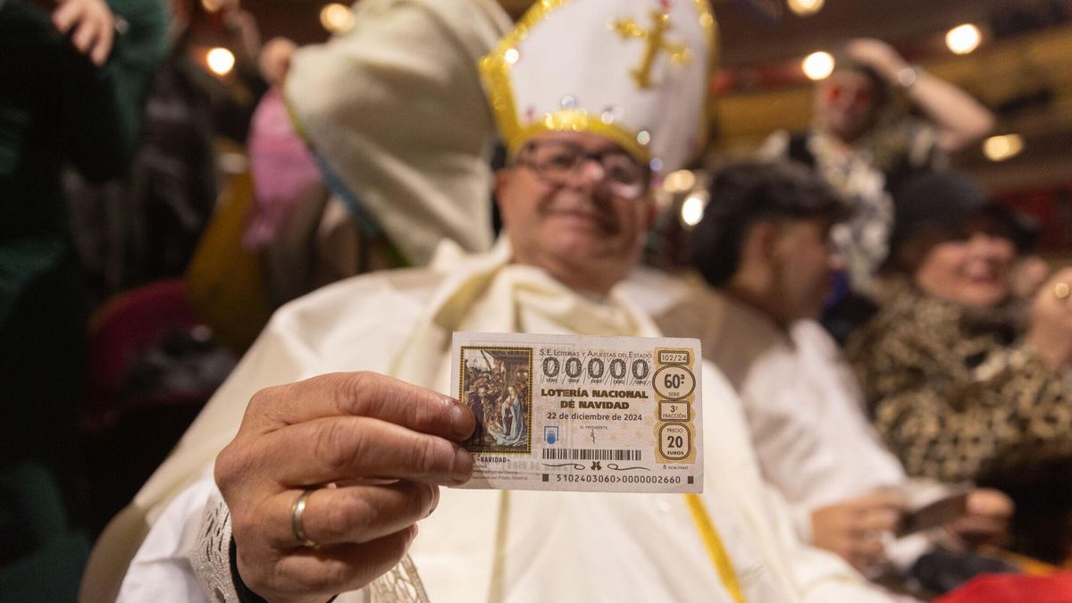 El hombre, disfrazado de Papa, con su décimo antes de comenzar la celebración del Sorteo Extraordinario de la Lotería de Navidad 2024, en el Teatro Real, a 22 de diciembre de 2024, en Madrid (España). El Estado reparte hoy un total de 2.702 millones de euros en premios, lo que supone 112 millones más que el año pasado. Para este sorteo se han puesto a la venta 193 millones de décimos de Lotería de Navidad. Este año la emisión consta de 193 series (ocho más que el anterior) de 100.000 números cada una, y asciende a 3.860 millones de euros, de los que se repartirá un 70% en premios. 22 DICIEMBRE 2024;SORTEO;NAVIDAD;LOTERIA Eduardo Parra / Europa Press 22/12/2024. Eduardo Parra;