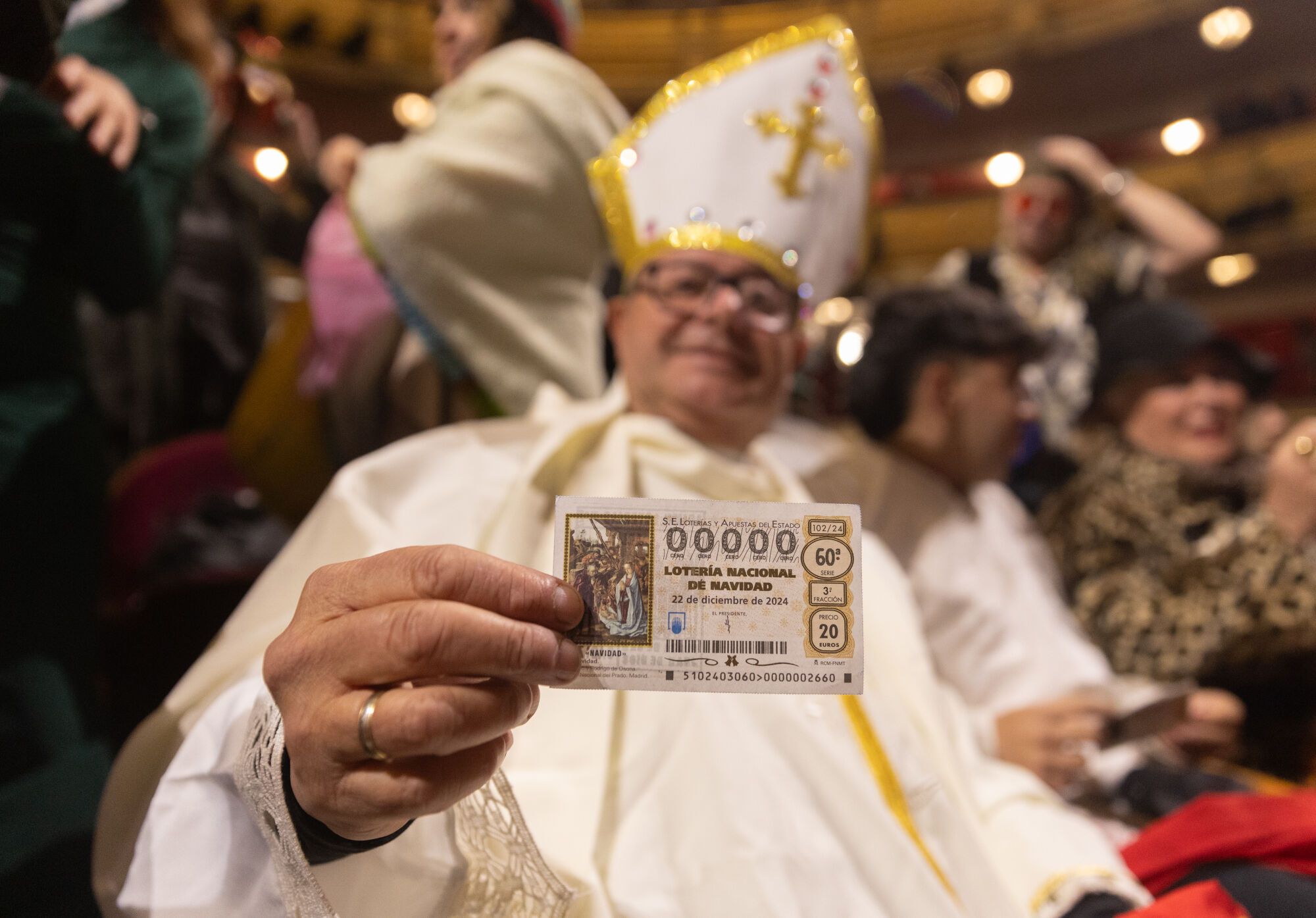 Un hombre disfrazado de papa con su décimo antes de comenzar la celebración del Sorteo Extraordinario de la Lotería de Navidad 2024, en el Teatro Real, a 22 de diciembre de 2024, en Madrid (España). El Estado reparte hoy un total de 2.702 millones de euros en premios, lo que supone 112 millones más que el año pasado. Para este sorteo se han puesto a la venta 193 millones de décimos de Lotería de Navidad. Este año la emisión consta de 193 series (ocho más que el anterior) de 100.000 números cada una, y asciende a 3.860 millones de euros, de los que se repartirá un 70% en premios. 22 DICIEMBRE 2024;SORTEO;NAVIDAD;LOTERIA Eduardo Parra / Europa Press 22/12/2024. Eduardo Parra;