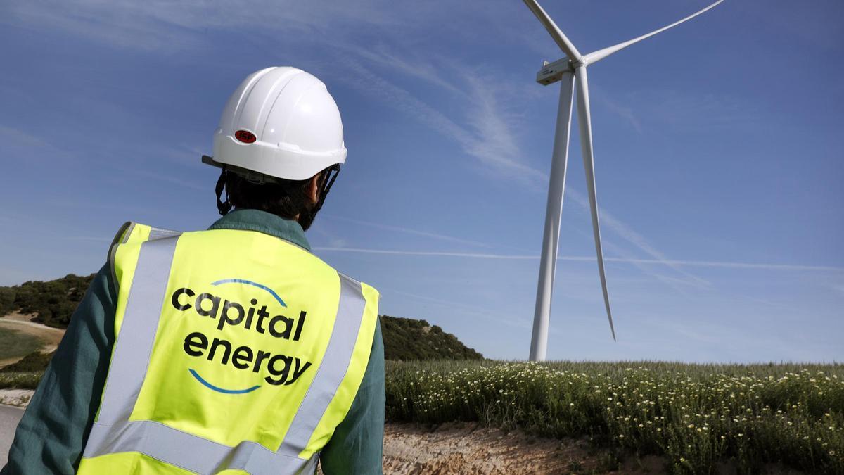 Un trabajador de Capital Energy.