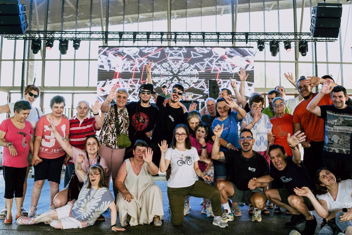 Miembros de la asociación ASPANAS con los organizadores del festival "Re-Unión" en el campo da feira de Ourense.