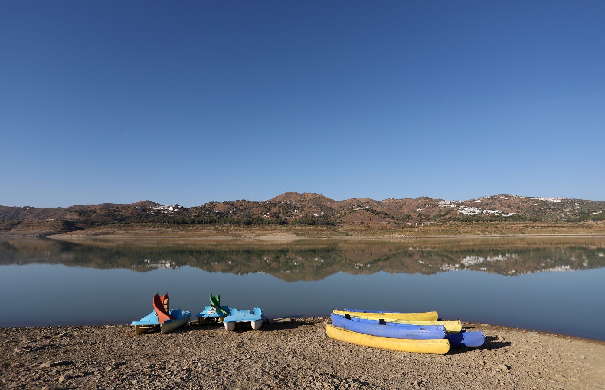 La crítica situación del embalse de la Viñuela, en imágenes