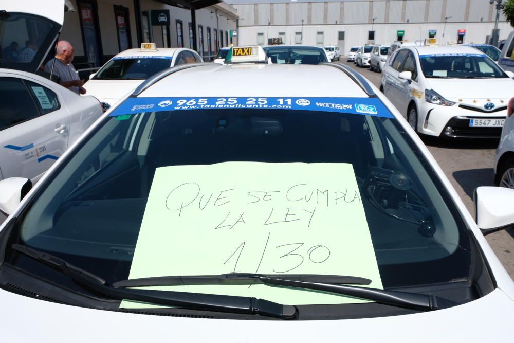 La huelga indefinida continúa: turistas cargados de maletas sin taxi en Alicante.