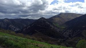 Vista de la montaña quemada en Valdés, Asturias.