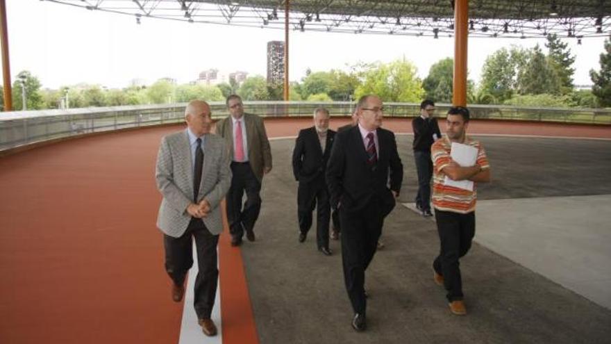 Por la izquierda, Moretta, Paniagua y Tuero en la pista de Moreda.