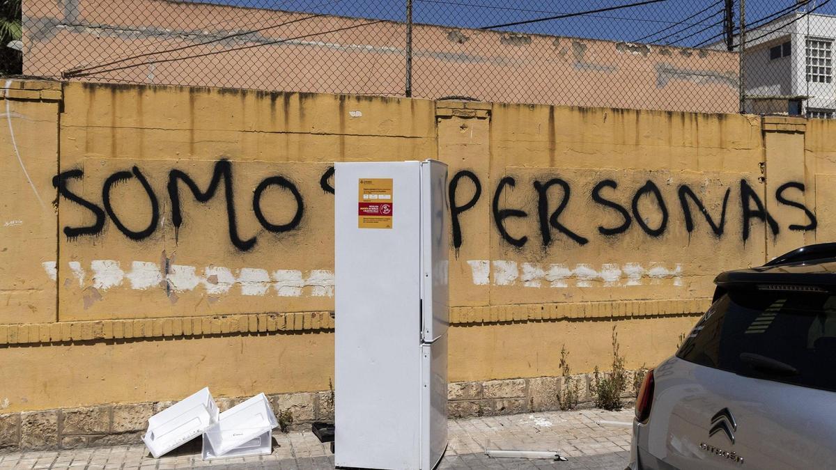 Pintada en una fachada junto a la Casitas Rosas de la Malva-rosa