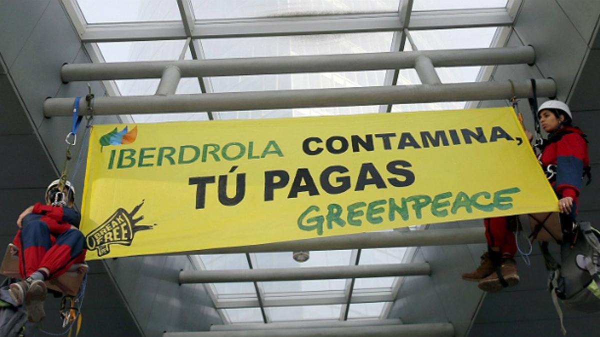 Protesta de Greenpeace ante la sede de Iberdrola.