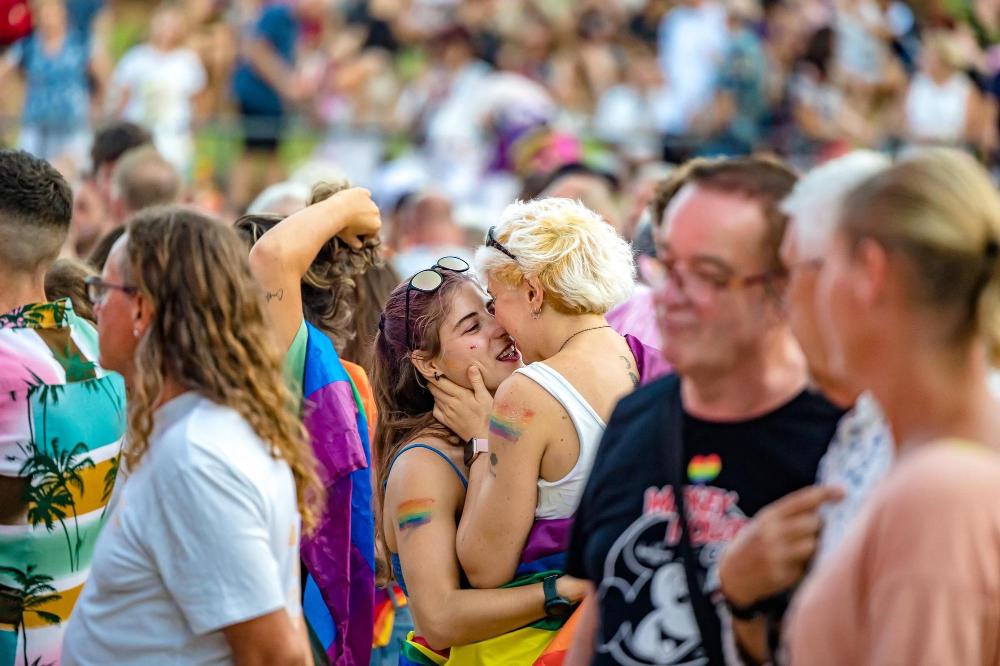 Cientos de personas festejan el Benidorm Pride con un multitudinario desfile y una fiesta en l'Aigüera