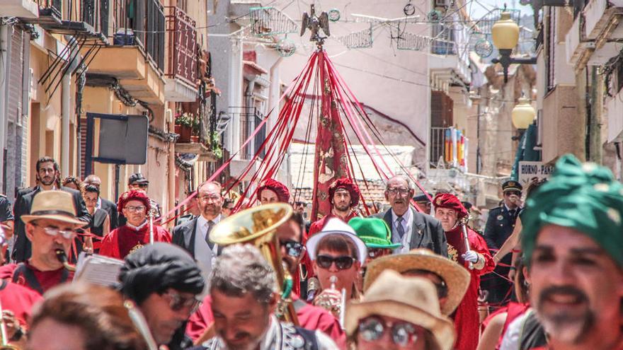 Celebración de la procesión cívica del Pájaro Oriol 2019 en Orihuela/ Foto Tony Sevilla