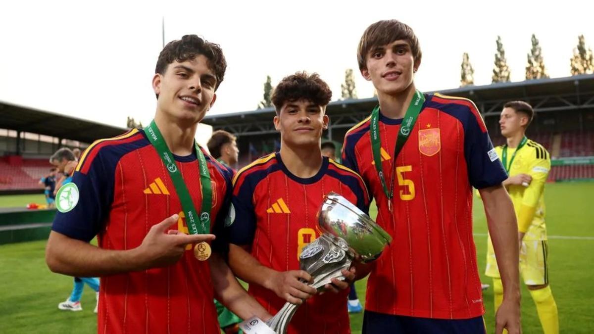 Andrés Cuenca, primero derecha, tras proclamarse campeón de Europa sub 19.