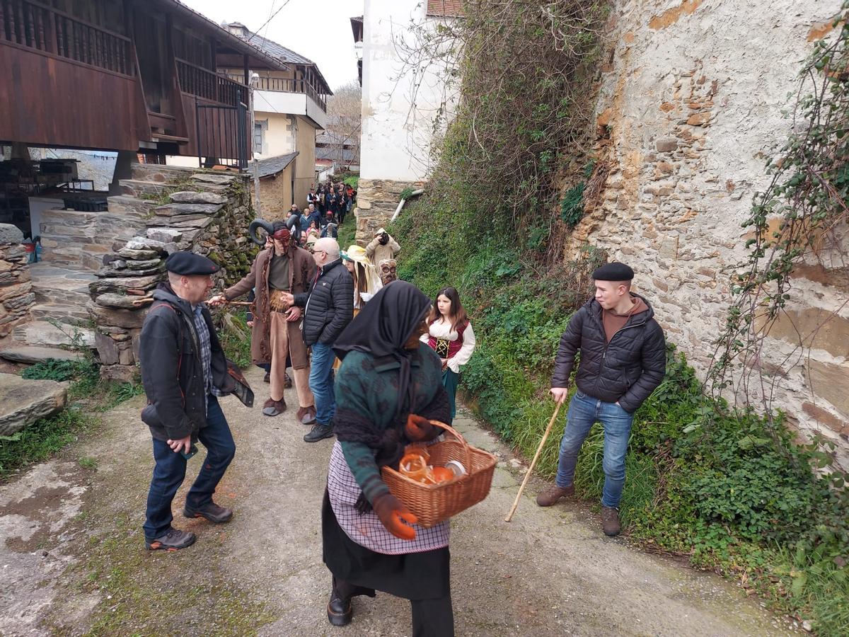 En imágenes: los guilandeiros recorren las calles de Villatresmil, en Tineo