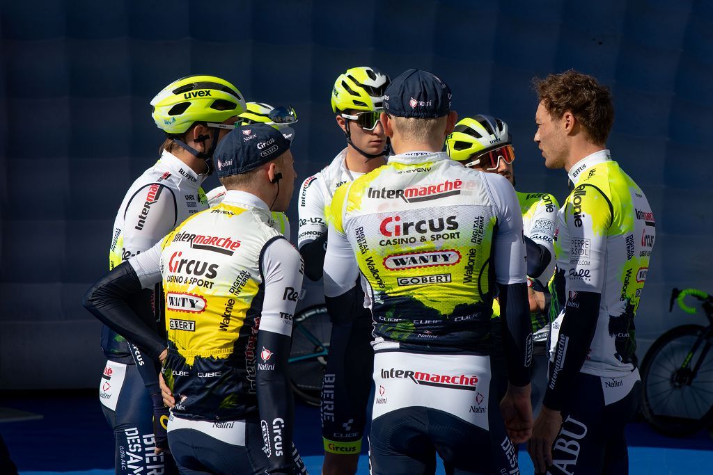 Salida de la Vuelta Ciclista a la Región de Murcia en San Javier