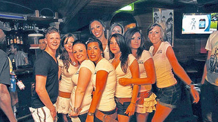 Un grupo de chicas inglesas celebran que es verano en Punta Ballena.