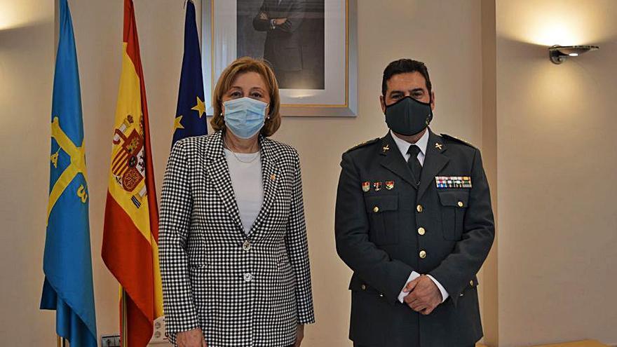 Delia Losa y Francisco Javier Puerta, ayer, en la Delegación del Gobierno.