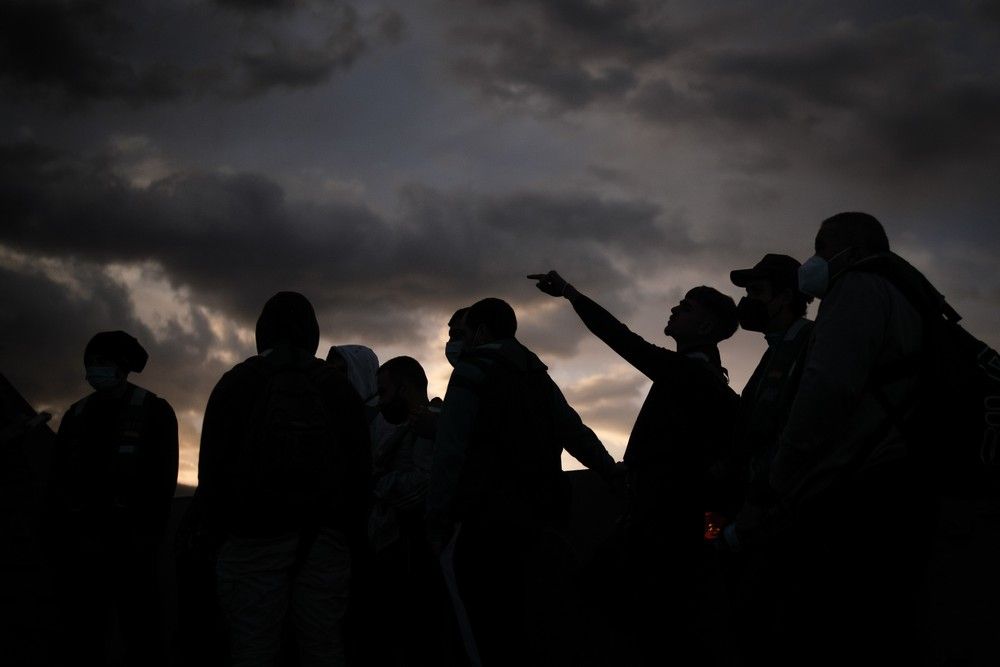 Traslado de agricultores de La Palma en una embarcación de la Armada Española durante la erupción del volcán