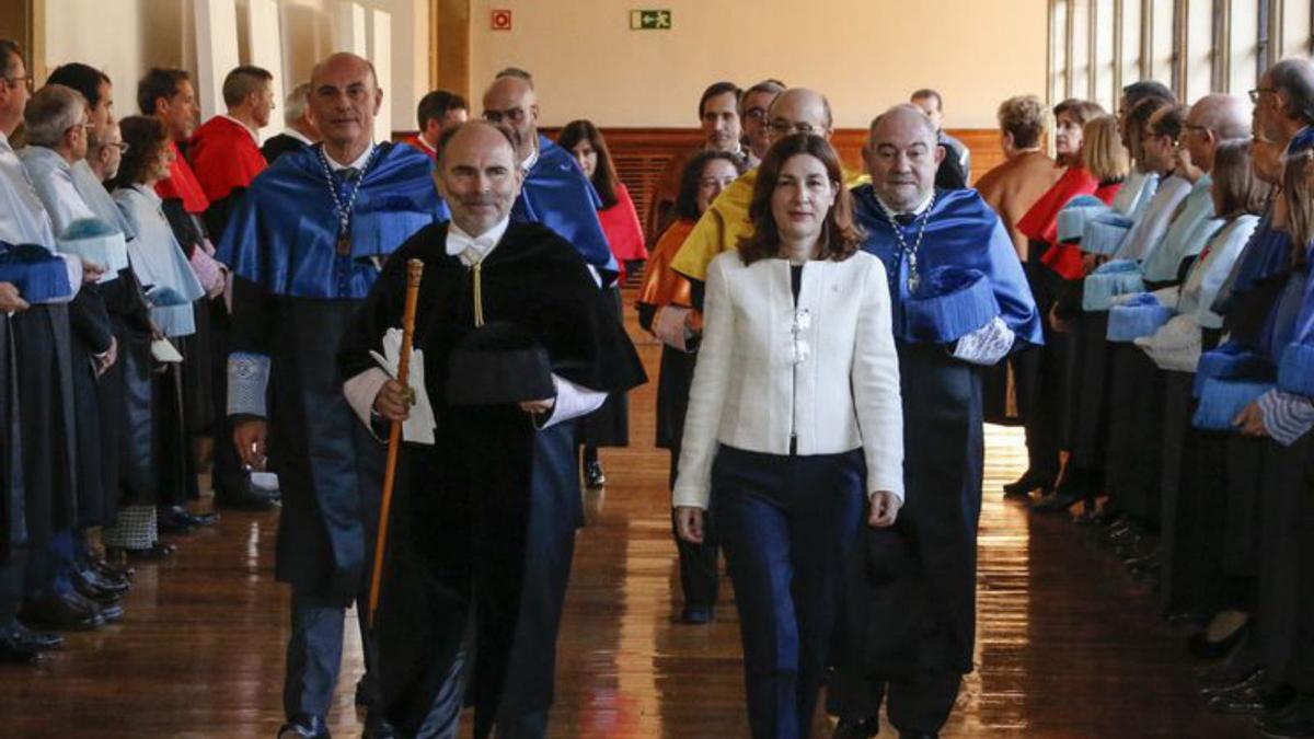 El Rector y la ponente, María Fernández, encabezan  la comitiva académica. |  | PABLO SOLARES