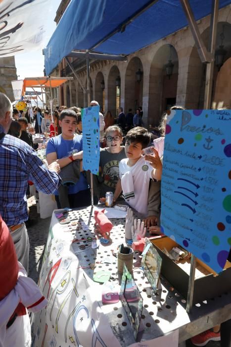 Mercadillo de cooperativas estudiantiles en la pla