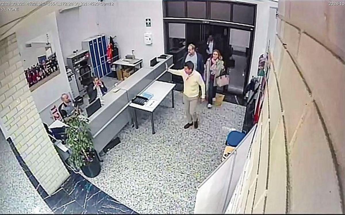 Carlos Mazón llega al Centro de Coordinación de Emergencias de l'Eliana el 29 de octubre, a las 20.28 horas, flanqueado por Josep Lanuza y Maite Gómez.