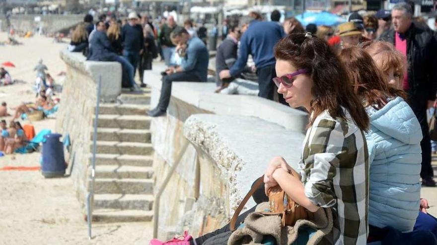 El paseo de Silgar, en Sanxenxo, ayer lleno de gente. // Rafa Vázquez