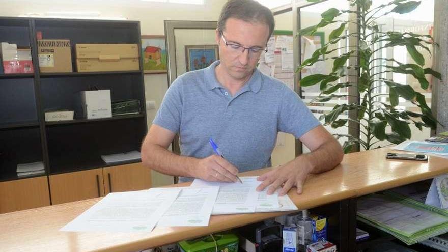 Aspérez Montes firma el escrito que presentó en el Registro municipal. // Noé Parga