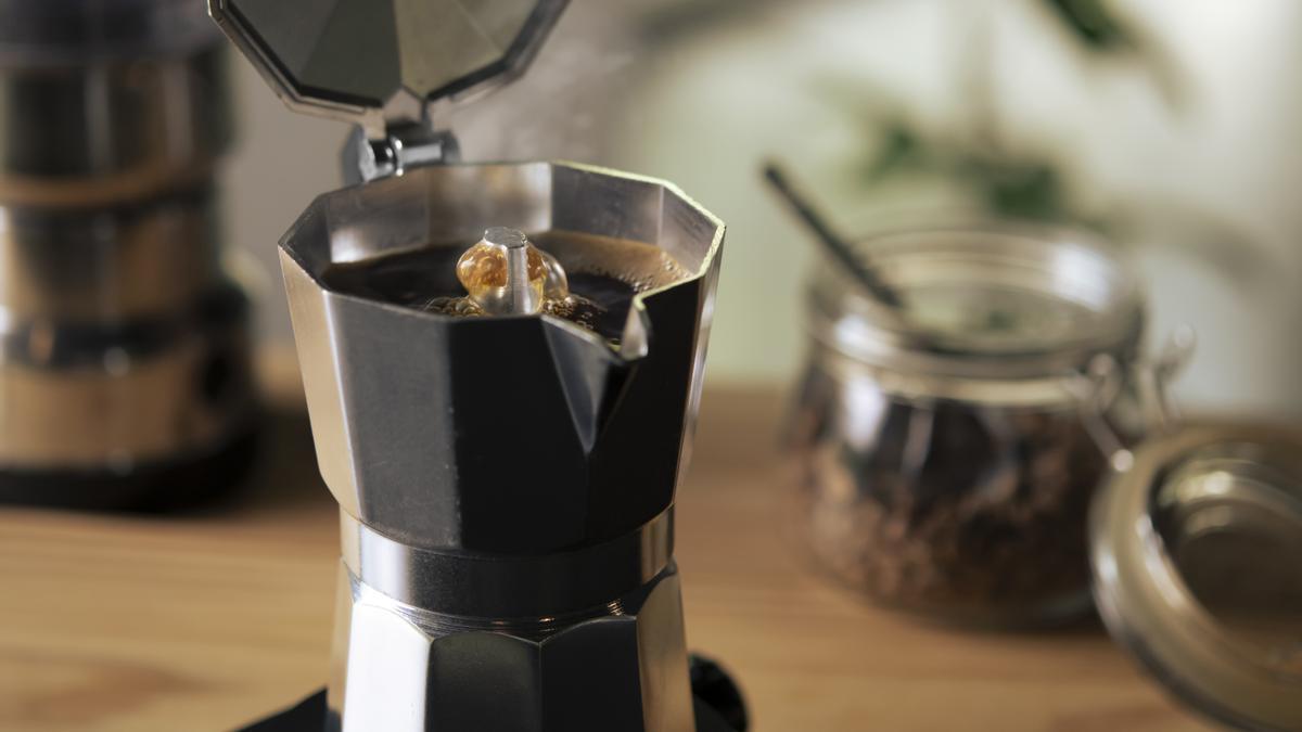 Cómo limpiar una cafetera italiana y hacer el café (con vídeo)