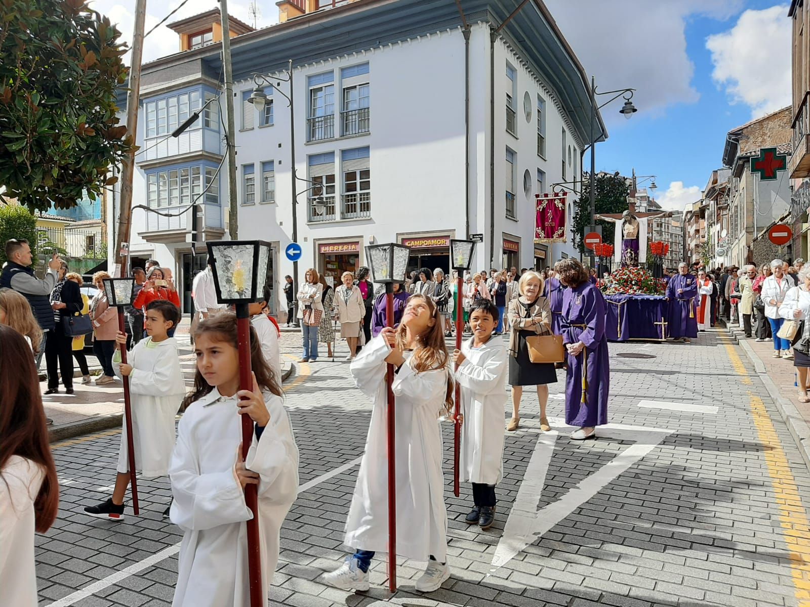 La Pola honra al Cristo de Santa Ana