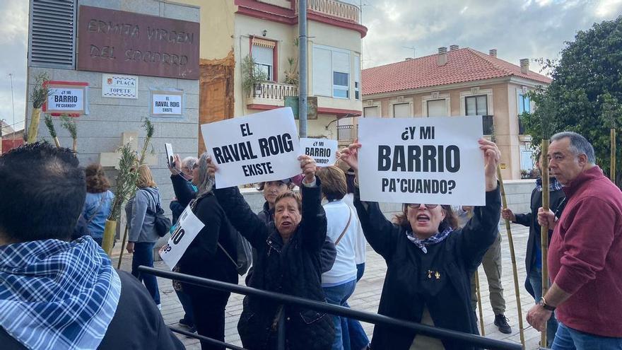Los vecinos del Raval Roig denuncian que el Ayuntamiento ha arrancado sus carteles reivindicativos y salen a protestar en el recorrido de la romería
