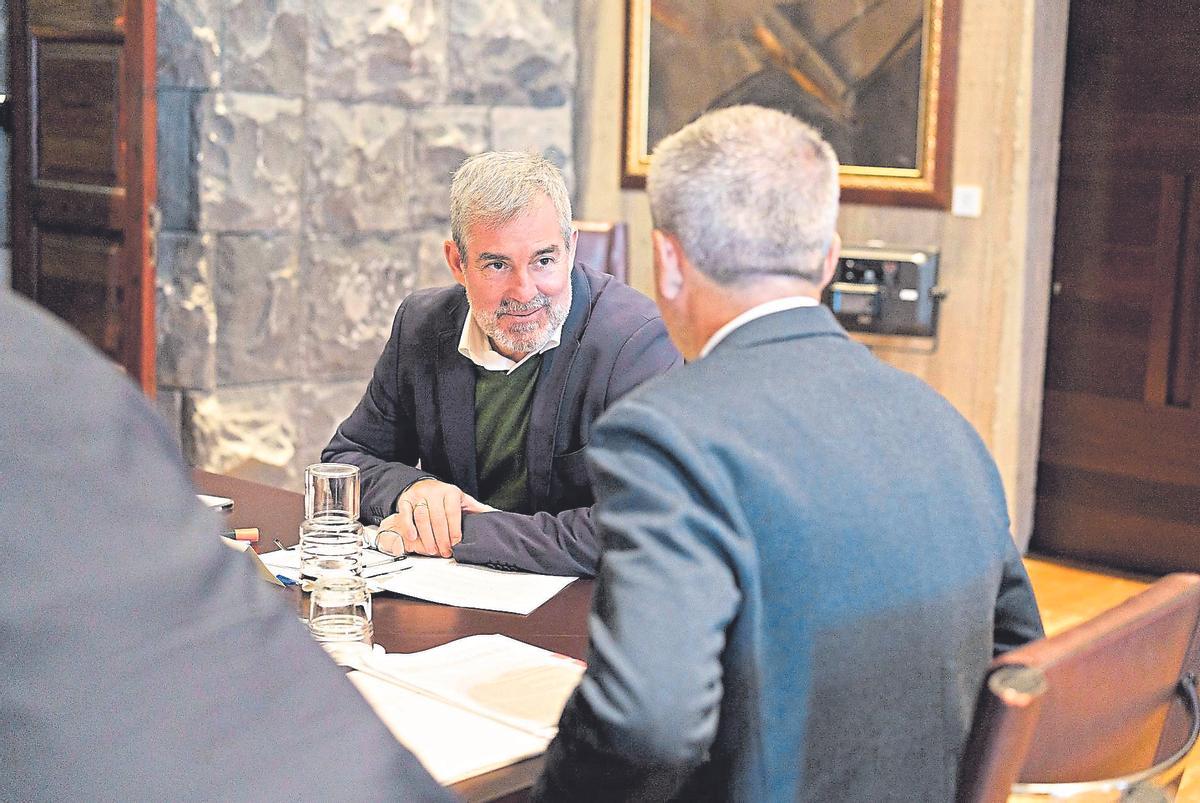 El presidente de Canarias, Fernando Clavijo, sonríe mientras charla con el vicepresidente Manuel Domínguez, el jueves en la reunión con los grupos.