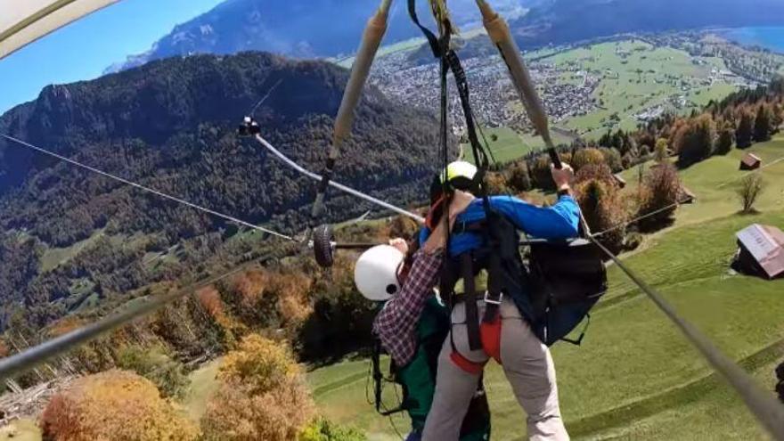 Un turista se entera en pleno vuelo de que su arnés no está atado al ala delta