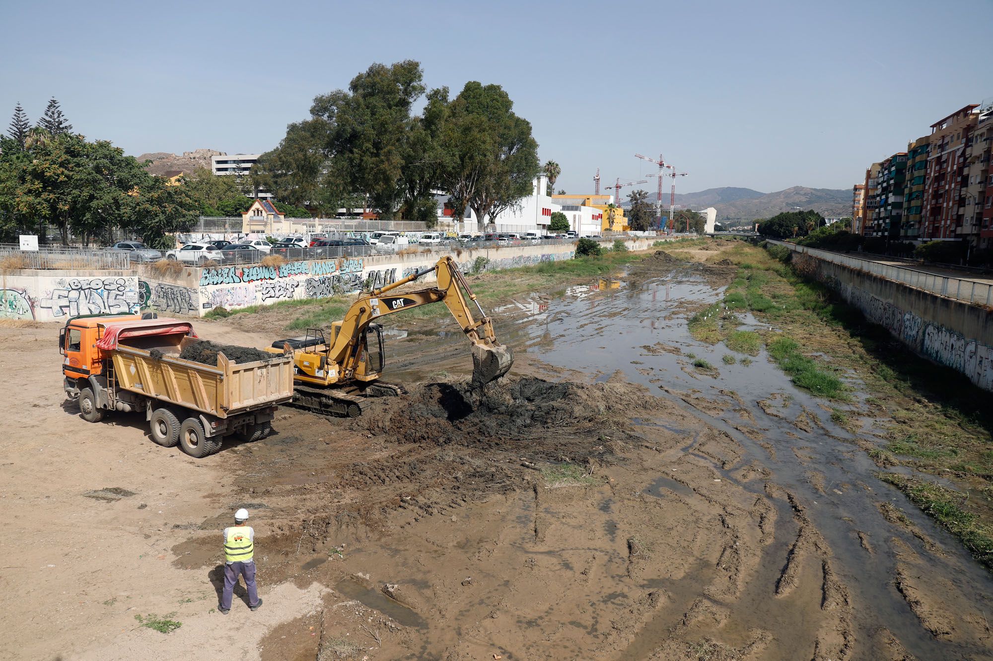 Trabajos de limpieza en el cauce del río Guadalmedina