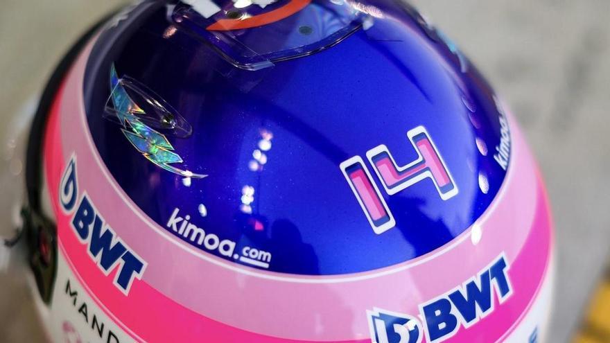 Fernando Alonso la lía con su nuevo casco para 2022