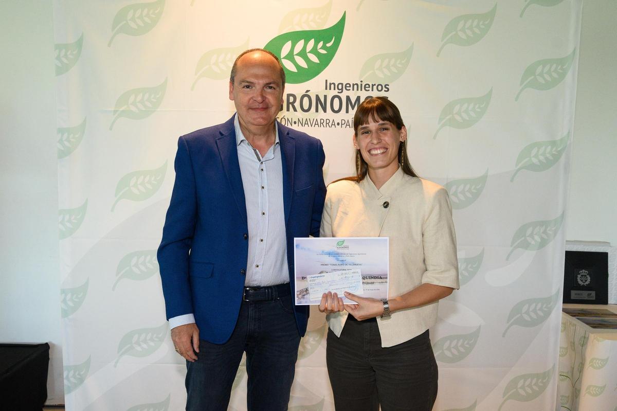 Ana Satrústegui Ollaquindia recibió el Premio Tomás Rubio de Villanueva al Mejor Expediente Académico de la Escuela Técnica Superior de Ingeniería Agronómica y Biociencias de Navarra de manos del delegado del COIAANPV en Navarra, José Miguel Aldaz Goñi.
