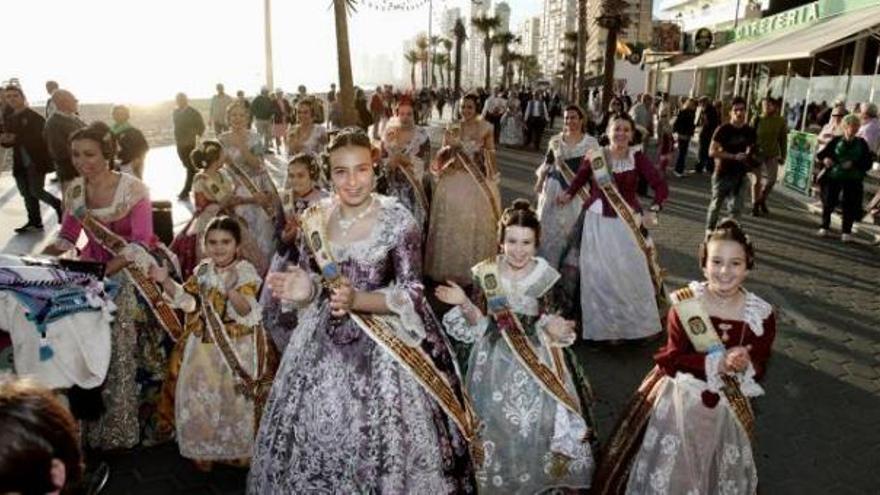 Falleros de Benidorm, en uno de los pasacalles de ayer.