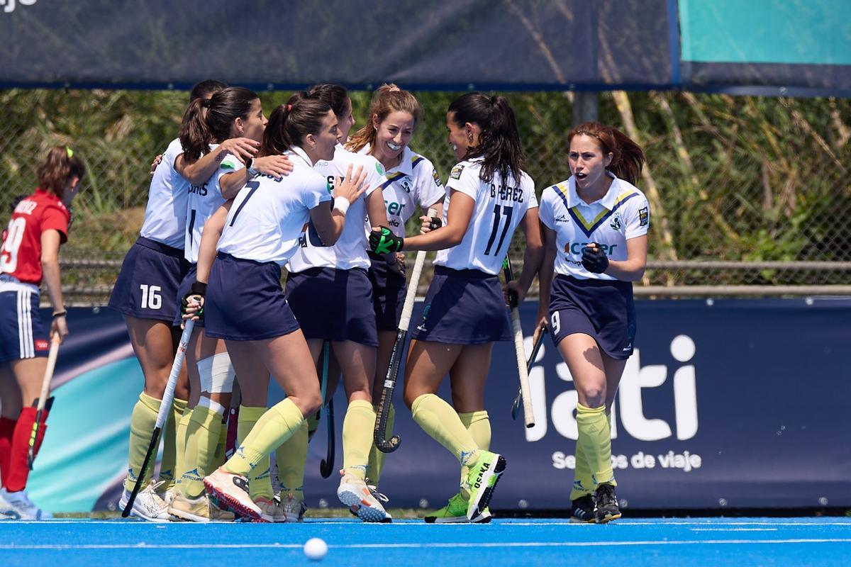 María López, en el centro, felicitada por sus compañeras tras marcar el primer gol de la final.