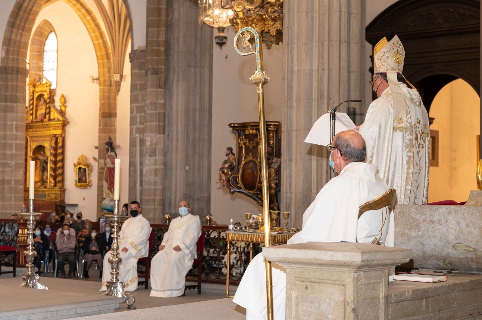 José Mazuelos ofició ayer sus primeras ordenaciones en  la catedral de Santa Ana