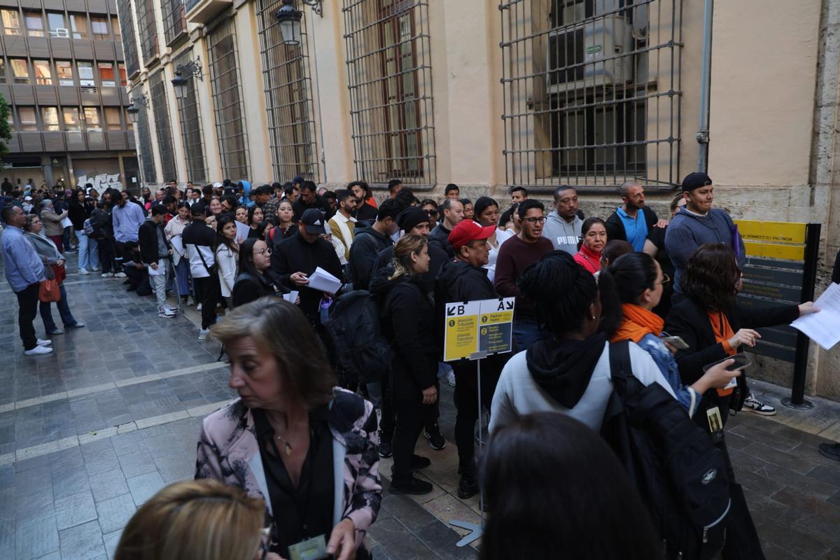 La regularizacion extraordinaria de migrantes colapsa los servicios sociales municipales de València