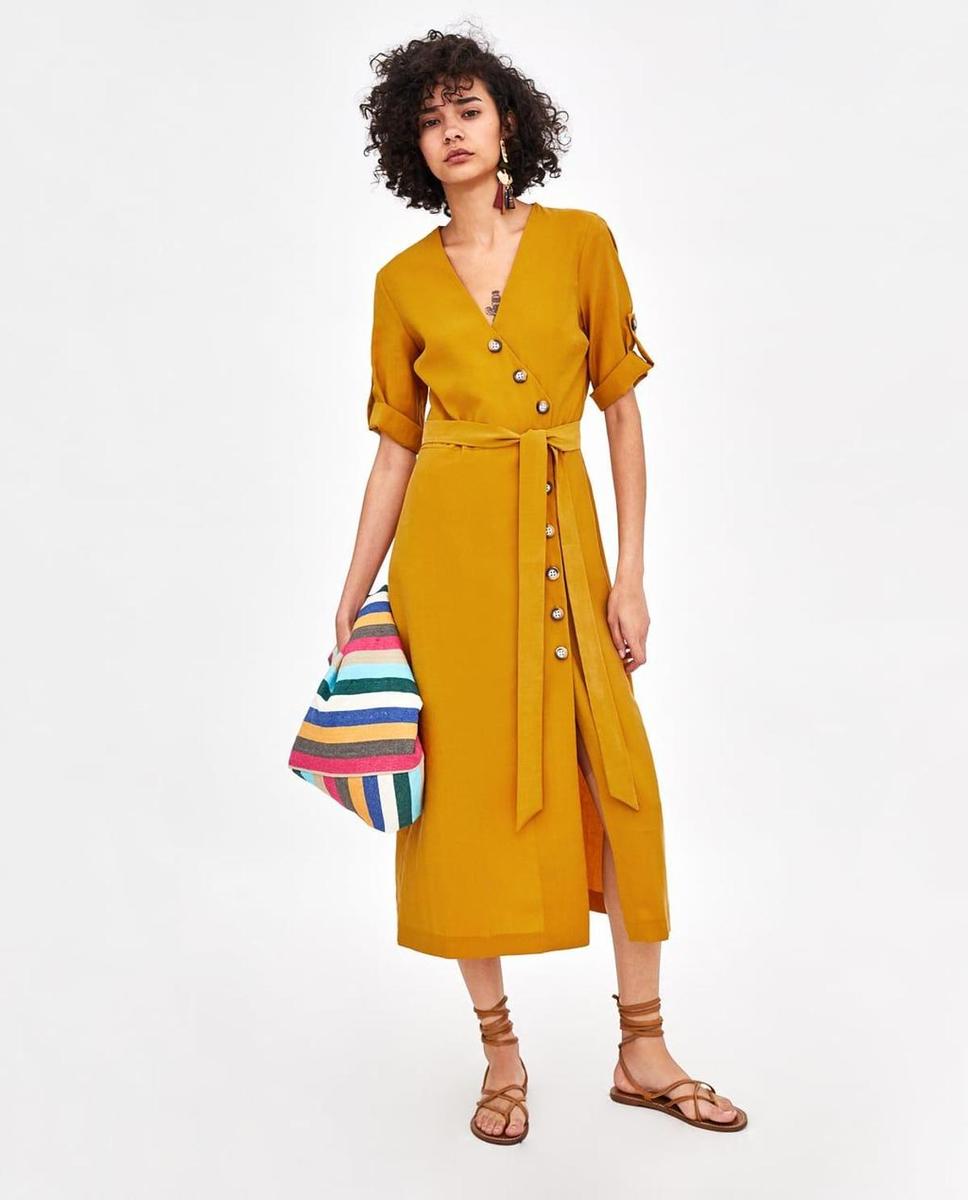 Vestido mostaza cruzado de Zara (Precio: 29,95 euros)