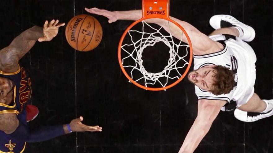 Gasol disputa un balón con LeBron.