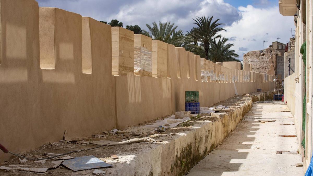 El paso de ronda discurre por el interior de la muralla.