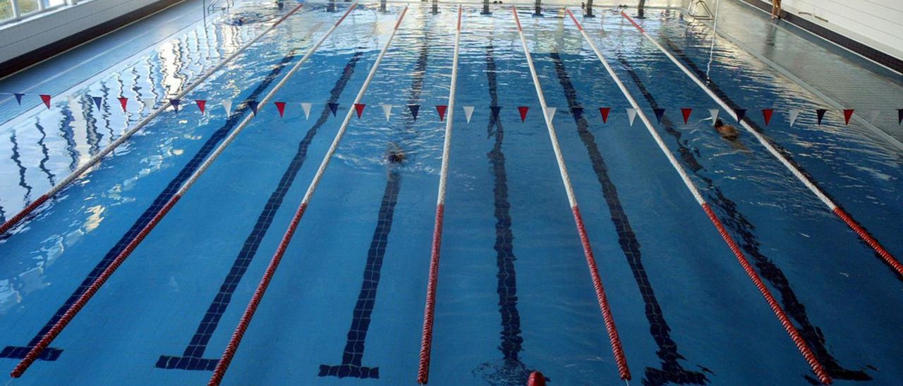 El Ayuntamiento de Alzira asumió la piscina cubierta tras disolver por imperativo legal la empresa pública que la gestionaba. | V. M. P.