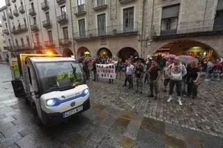 Les imatges de la protesta de Girona+Neta davant l'Ajuntament