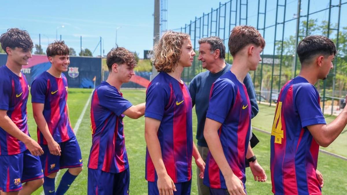 Alexanko saluda a los campeones de liga del Juvenil B