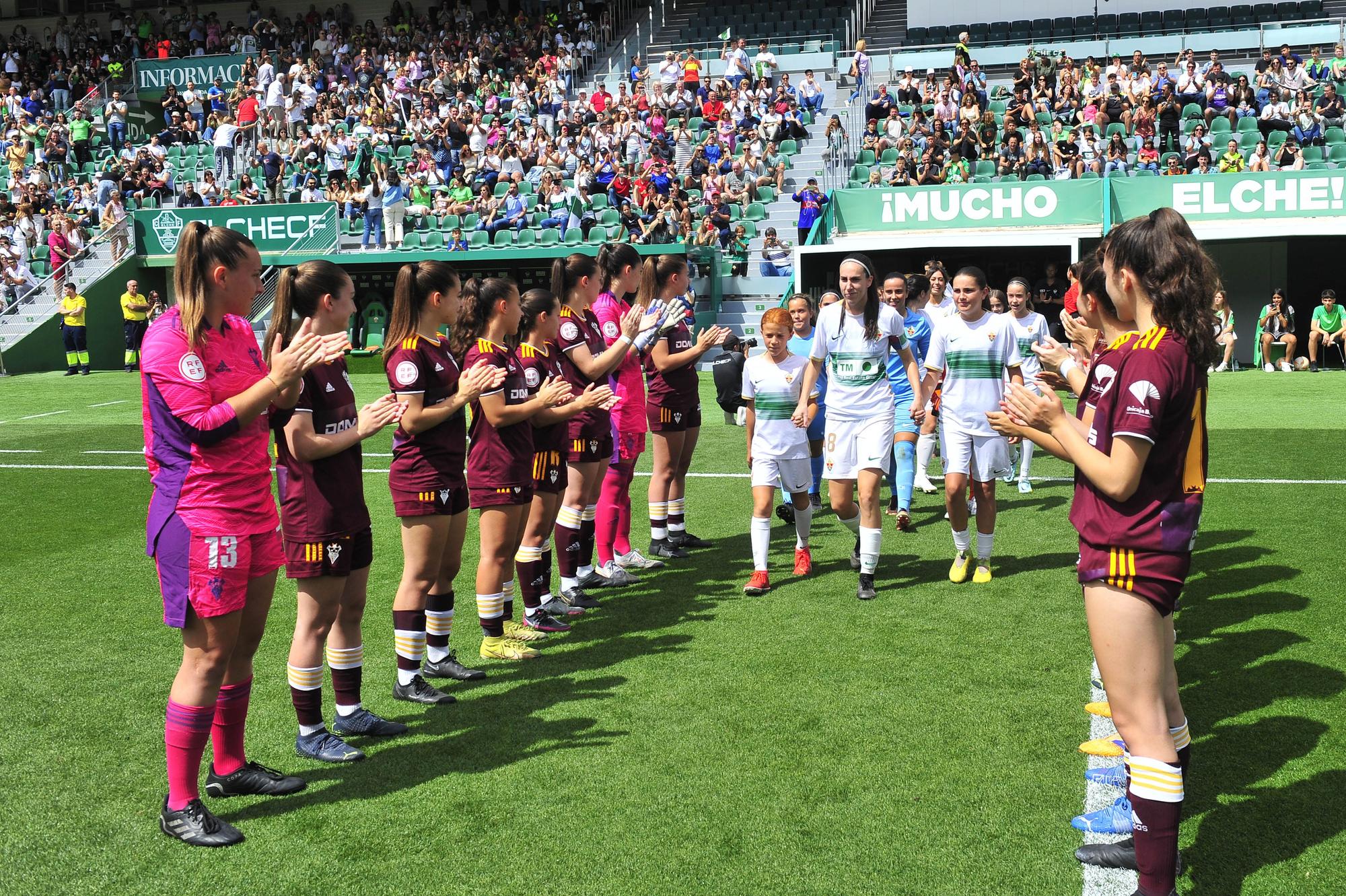 El Elche Femenino celebra su ascenso a Segunda RFEF jugando en el Martínez Valero