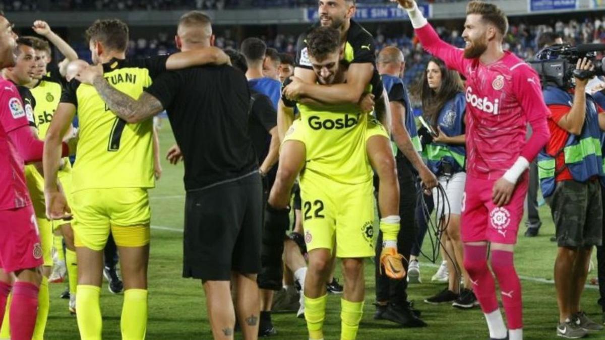 Martín, a coll de Bueno i lesionat, durant l’ascens a Tenerife. | LA LIGA