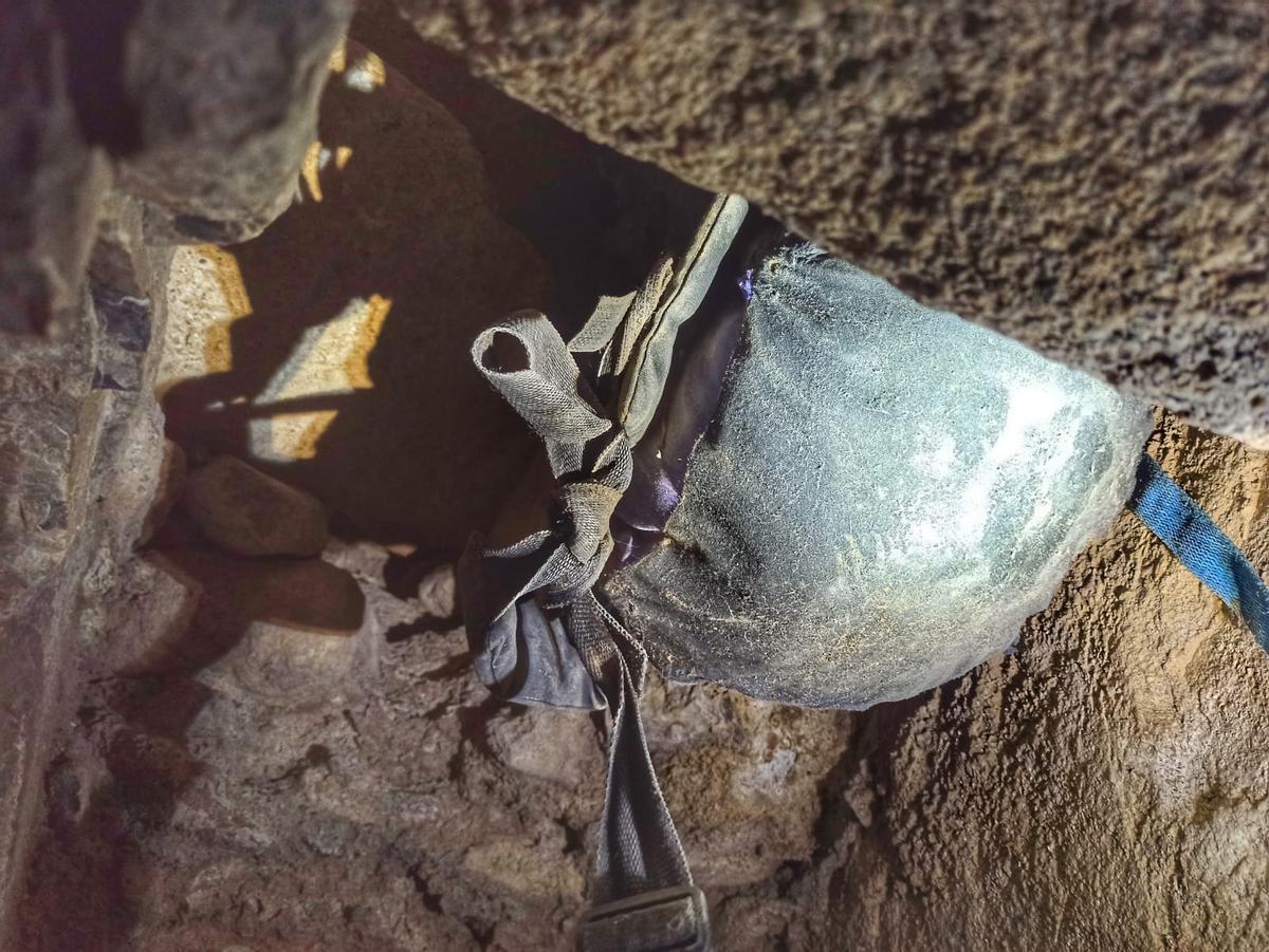 La motxilla deixada en un antic molí, a Biure